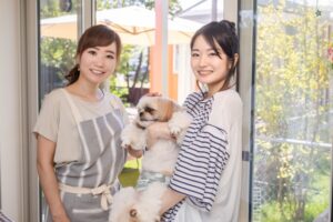 宝塚市グループホーム犬と暮らす家笑顔の女性と犬