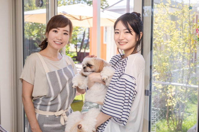 宝塚市グループホーム犬と暮らす家笑顔の女性と犬